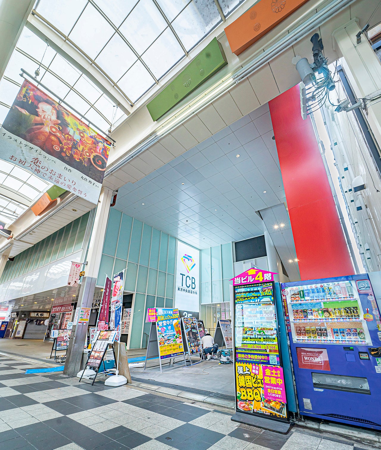 アーケードからのビル外観 TCBの大きな看板が目印