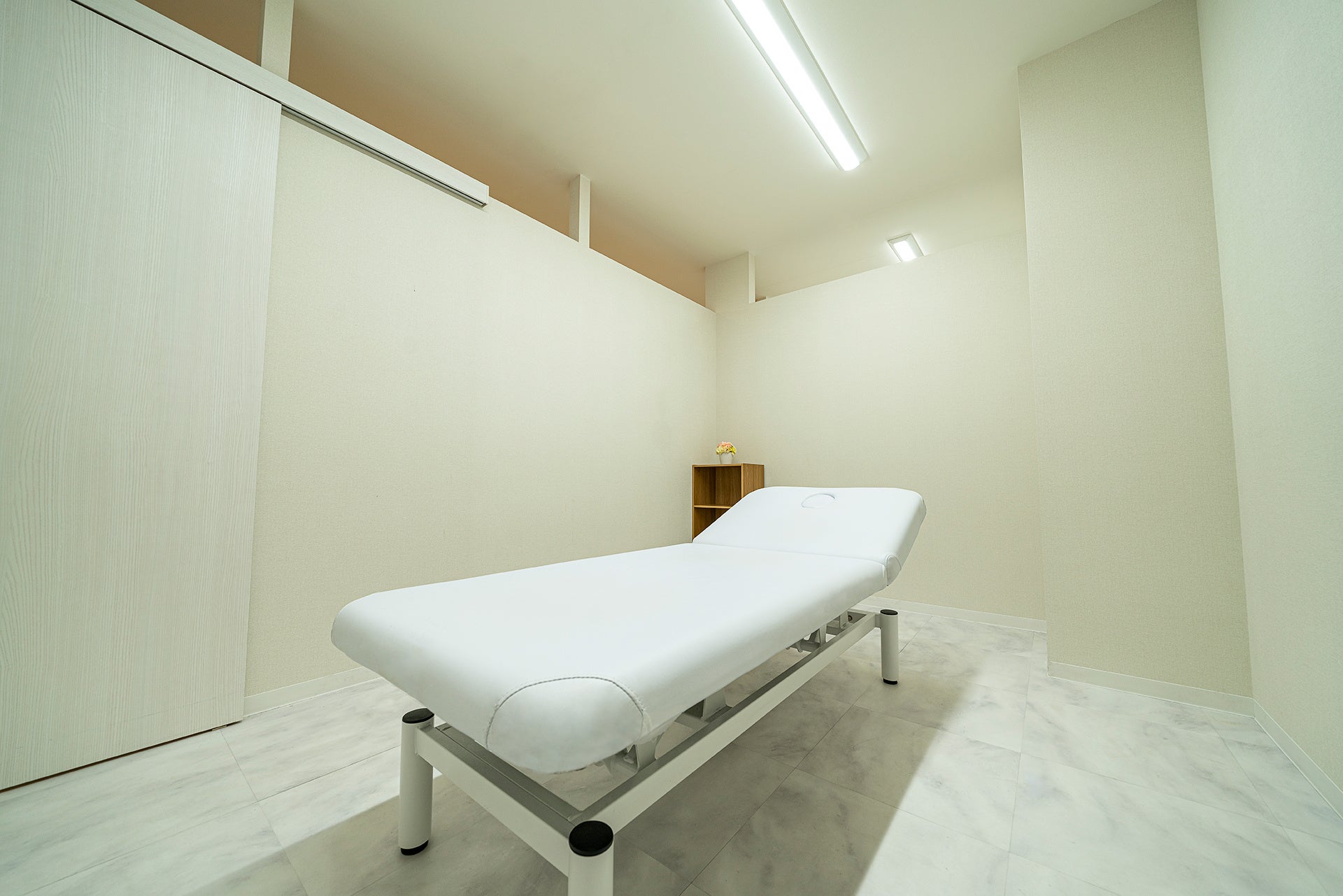 処置室は病院然と。自然な光色で自然な施術を提供