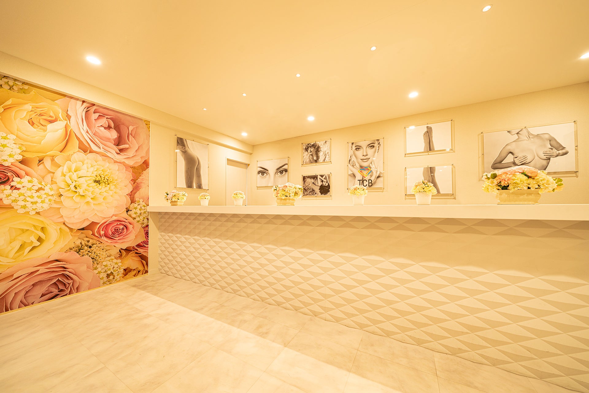 受付ロビー。心落ち着く温白色の照明が特徴的