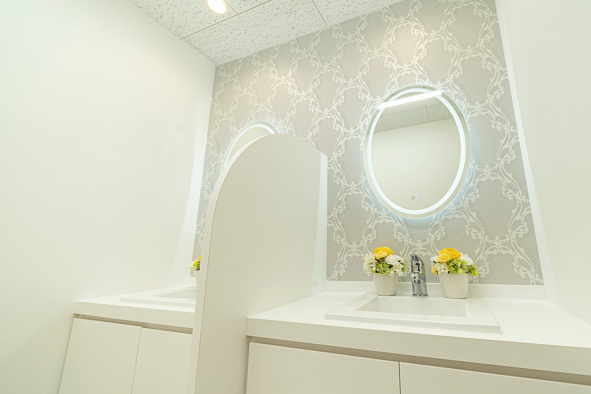 クリニックカラーの造花で飾るパウダールーム