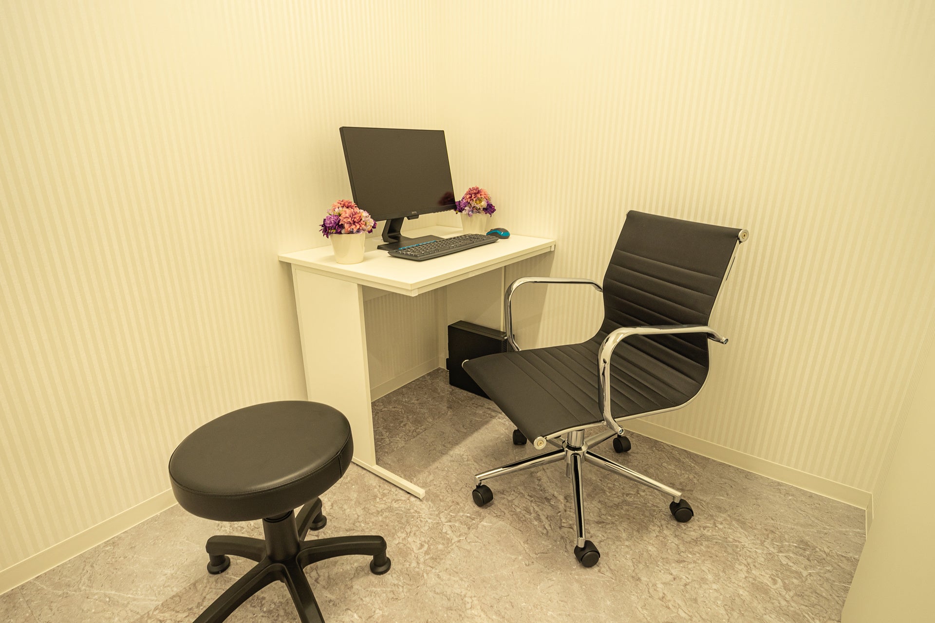 クリニックフラワーを模した造花をアクセントに