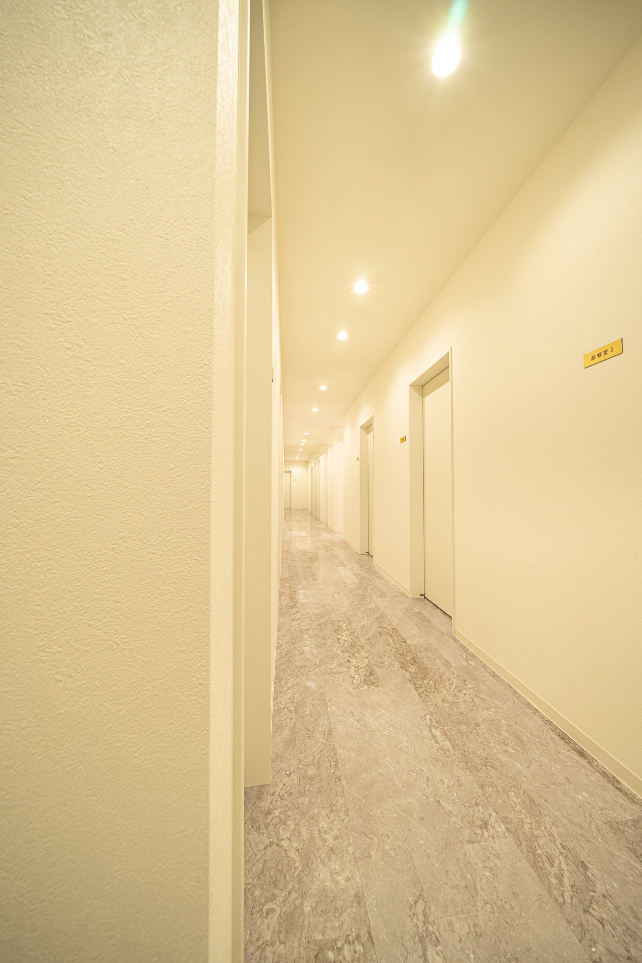 白を基調とした明るい雰囲気の院内