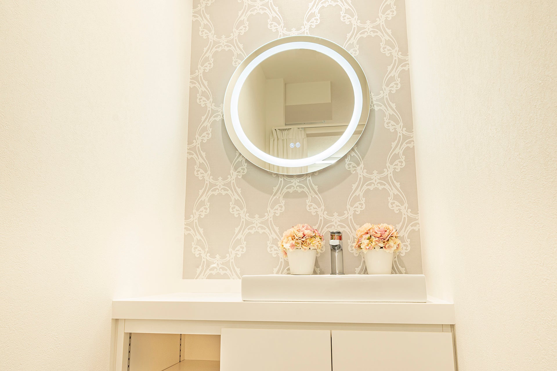 クリニックカラーの造花で飾るパウダールーム