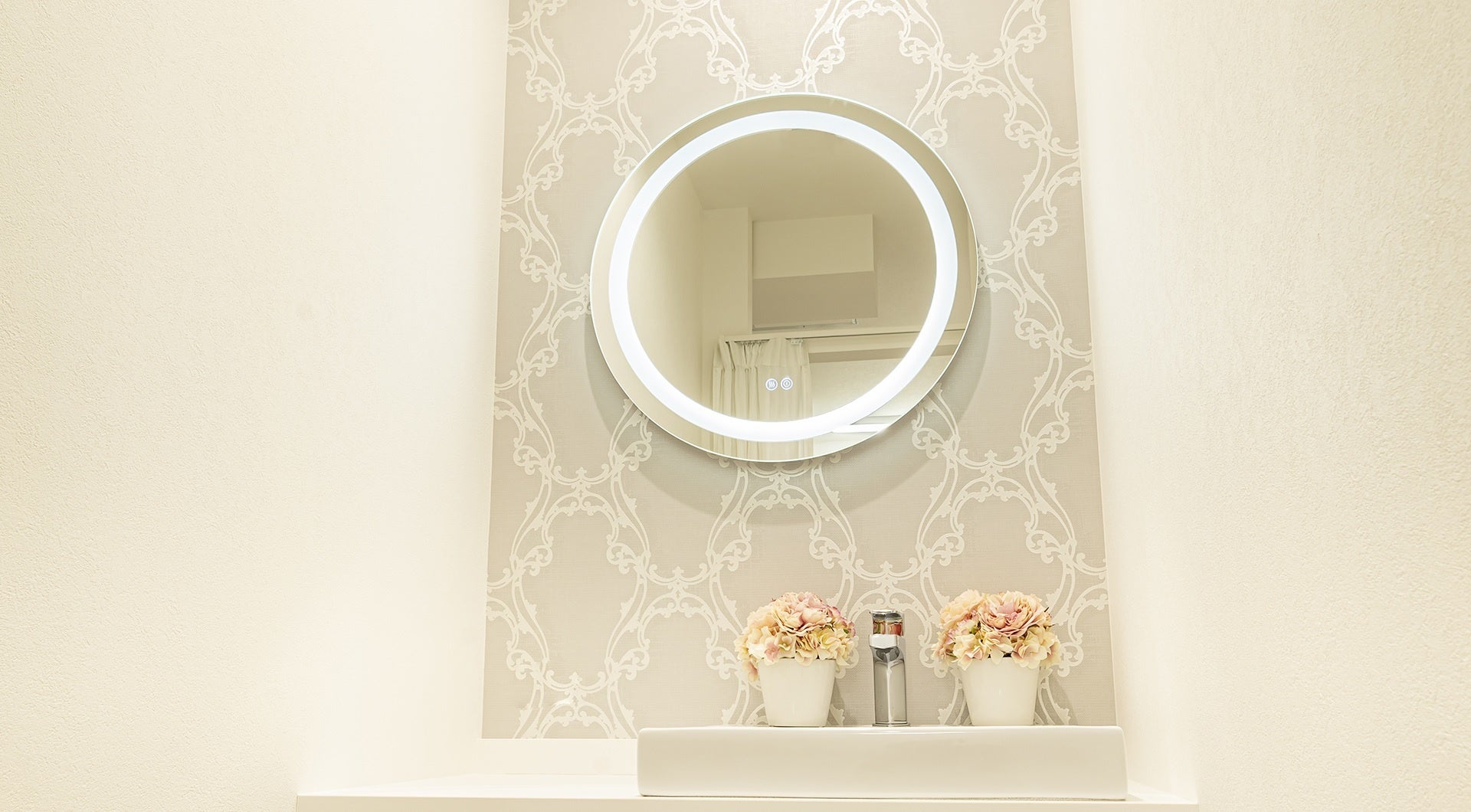 クリニックカラーの造花で飾るパウダールーム