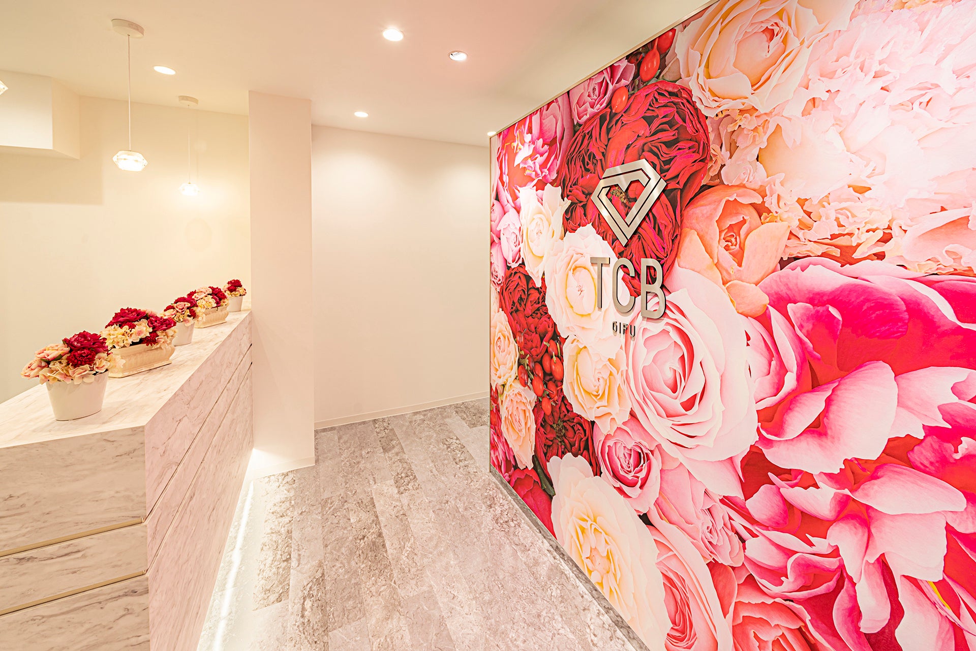 赤の濃淡が華やかなクリニックフラワー