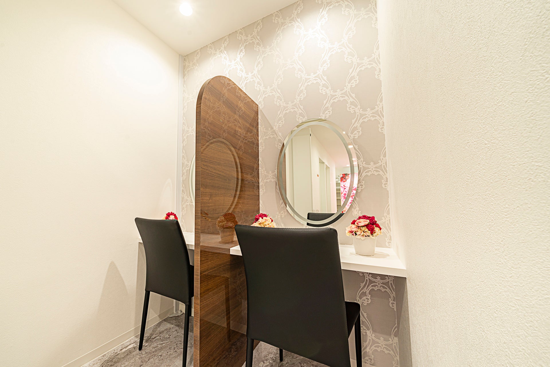 造花で彩るパウダースペース