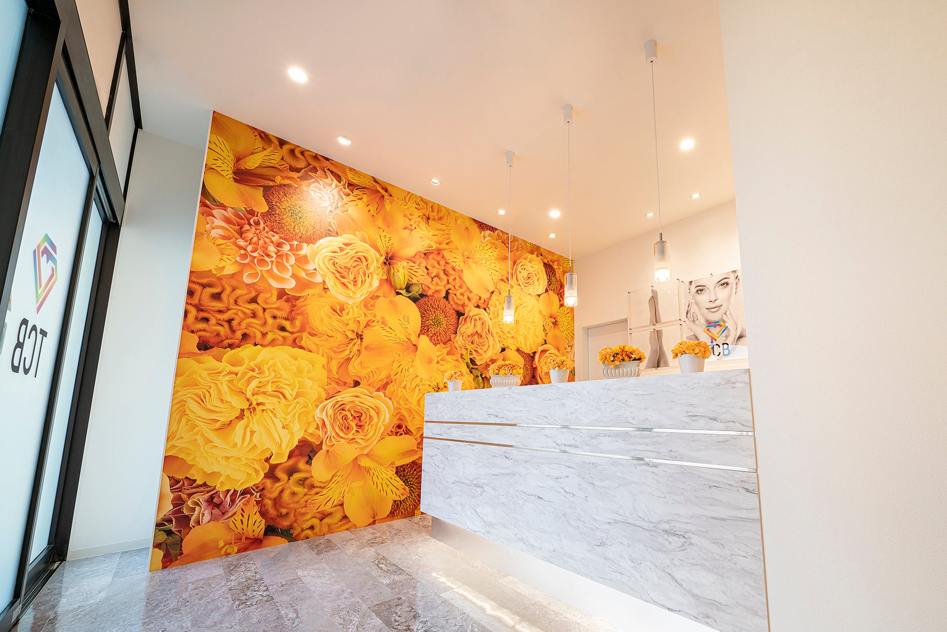 太陽のように明るいクリニックフラワーが患者様をお迎え