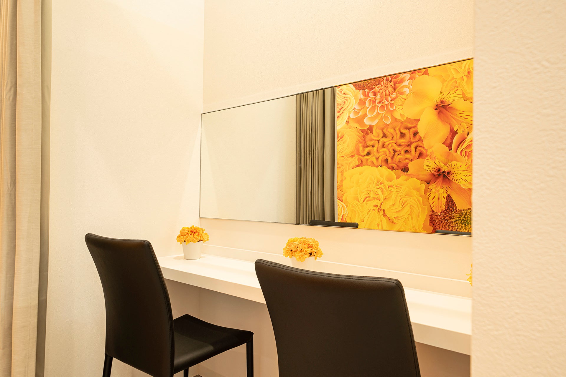 壁紙を模した造花がワンポイントの待合室