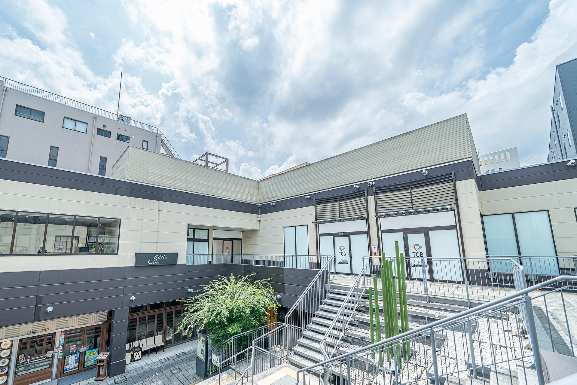 な・ら・ら2Fのデッキに面した開放的なクリニック入口