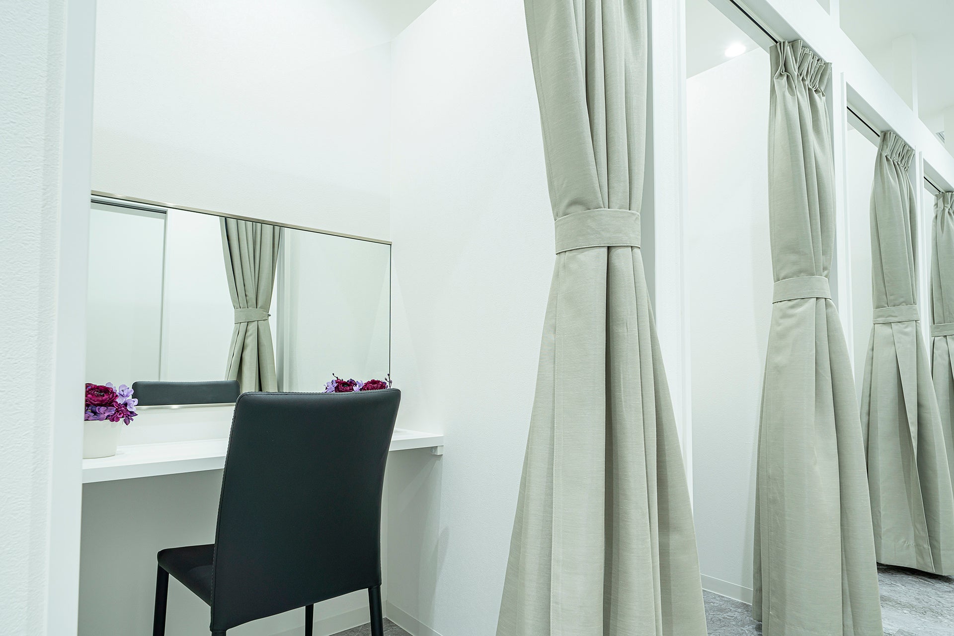 プライバシー保護を重視した個室待合室