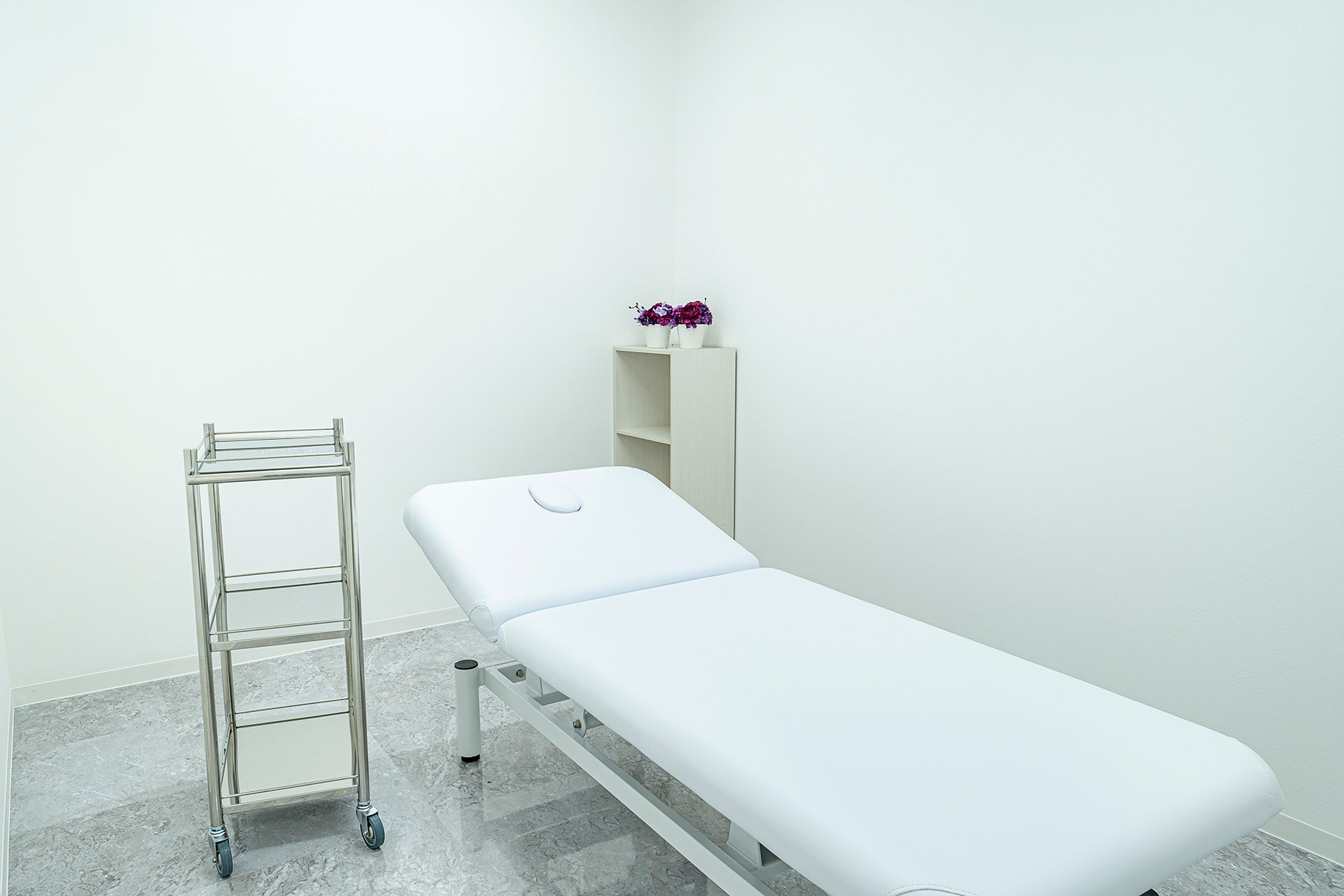 清潔感と機能美を追求した白色の処置室