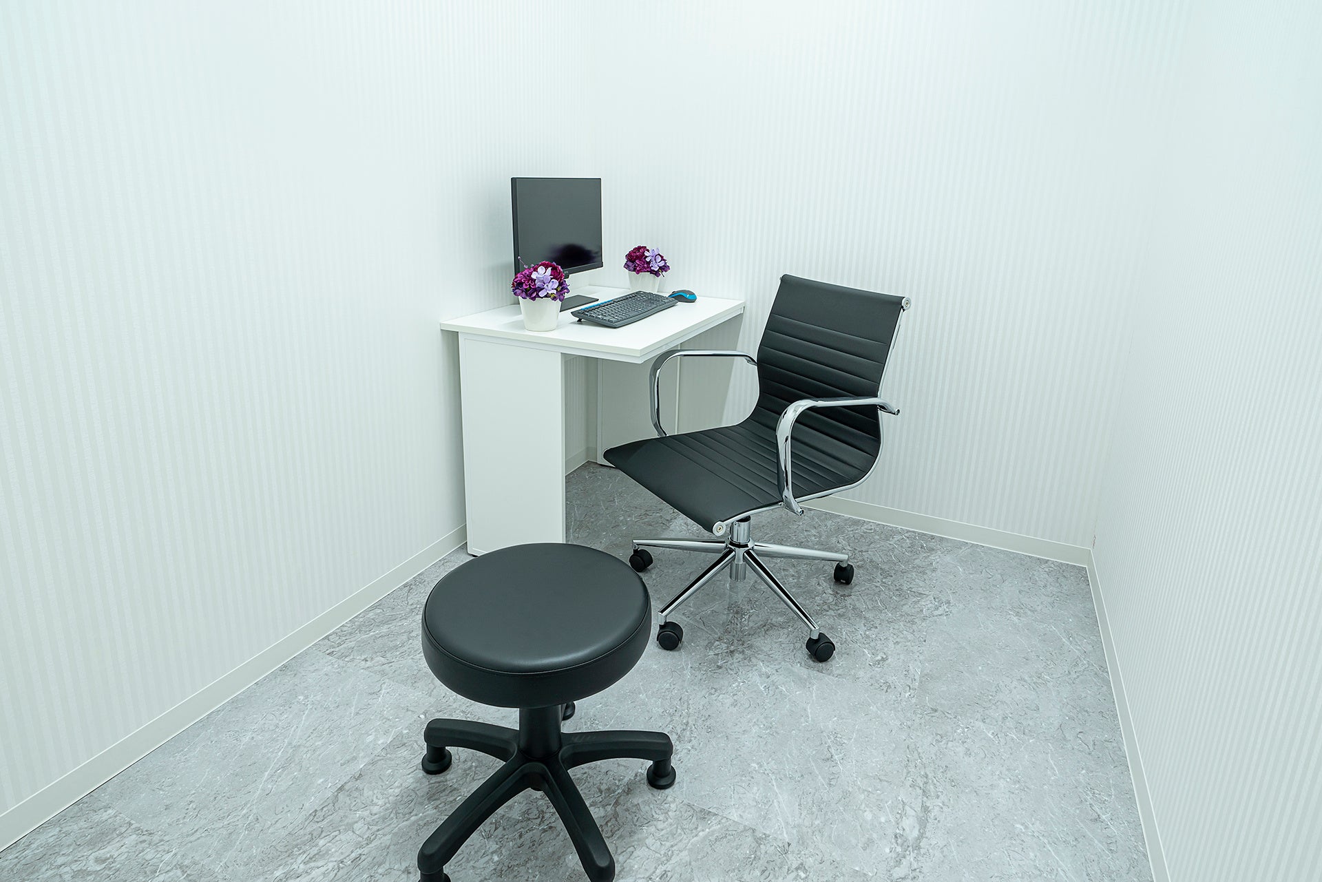 クリニックフラワーを模した造花がワンポイントの診察室