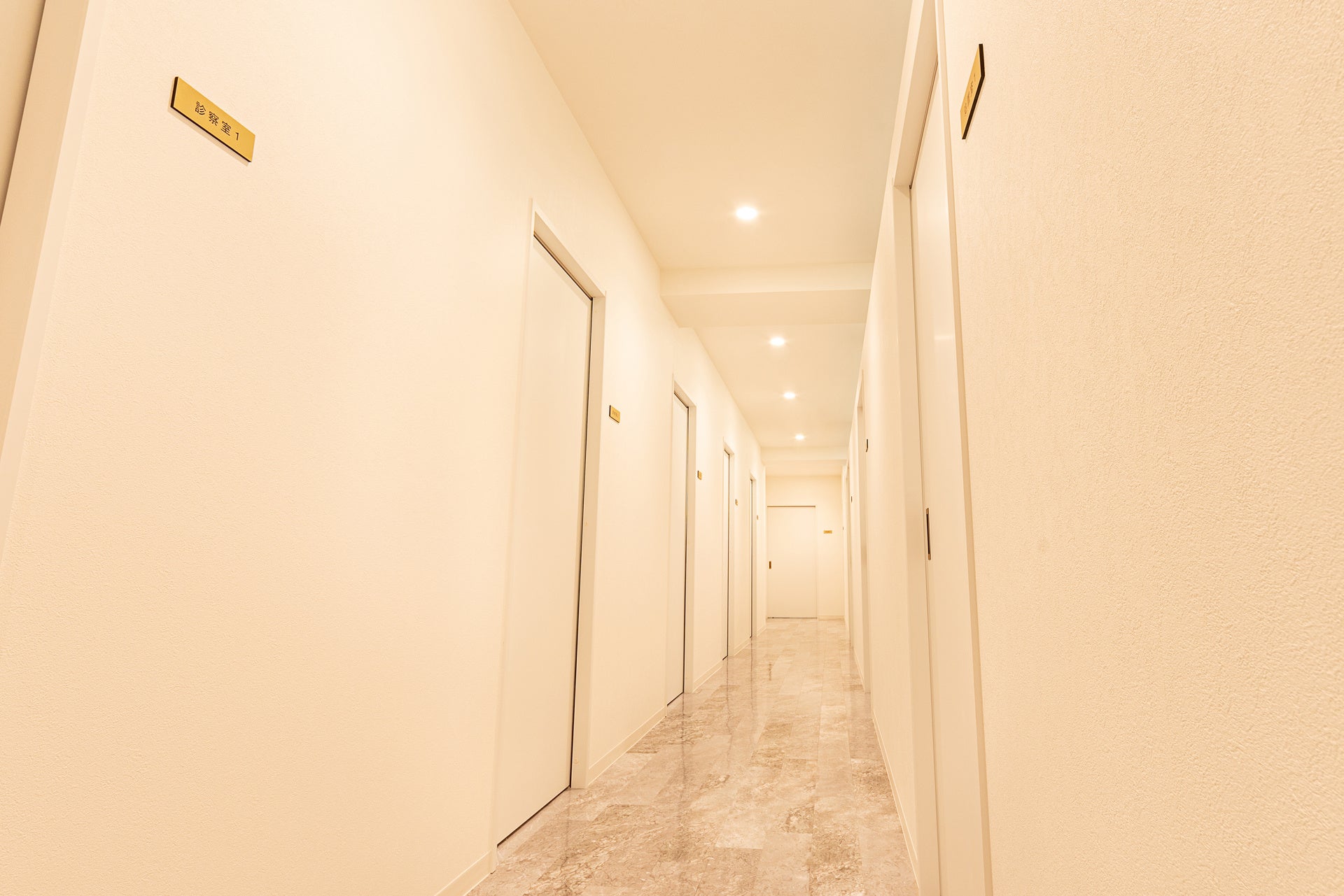 美容医療への不安を払拭する明るい院内