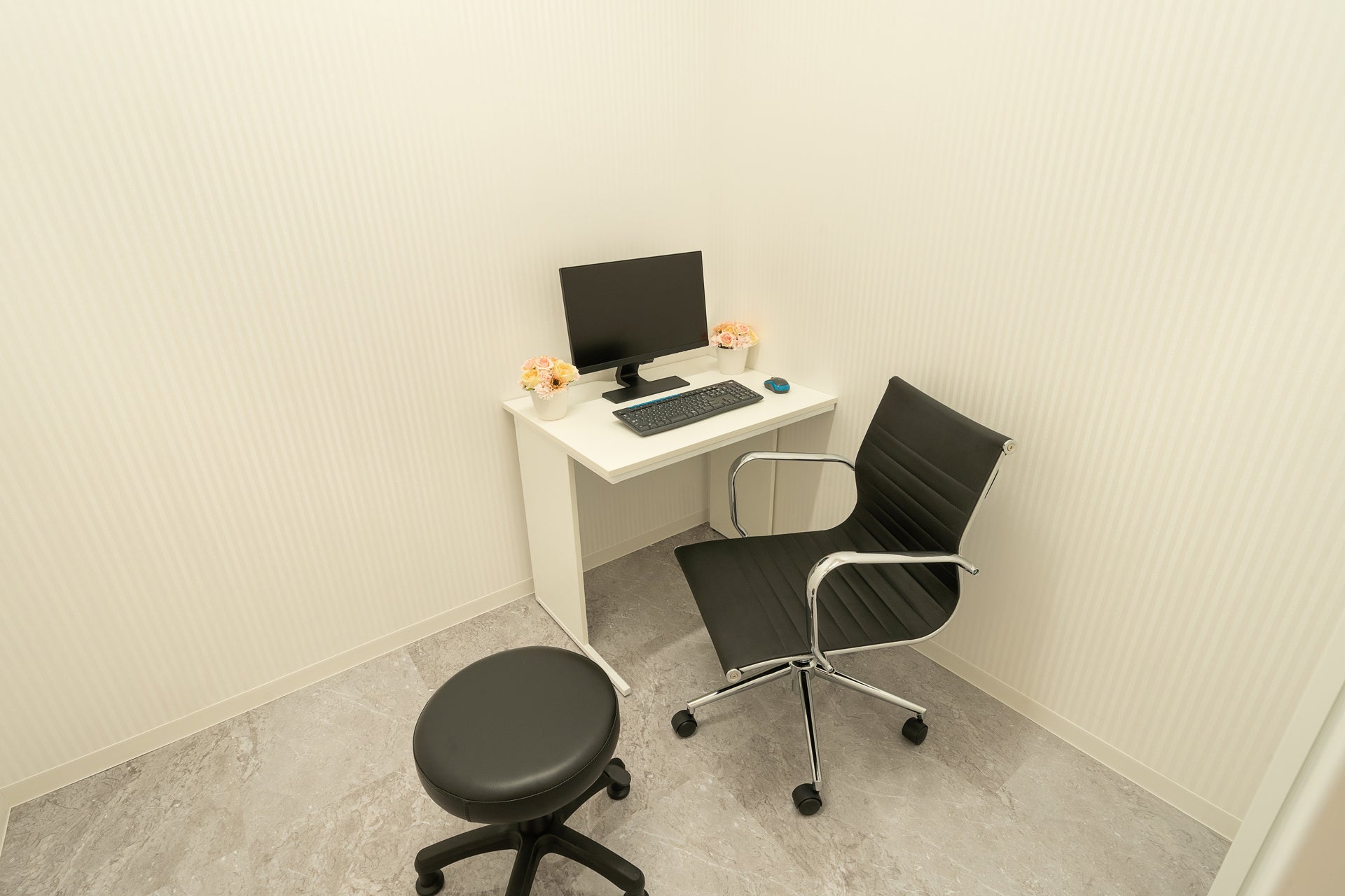 クリニックフラワーを模した造花がワンポイントの診察室