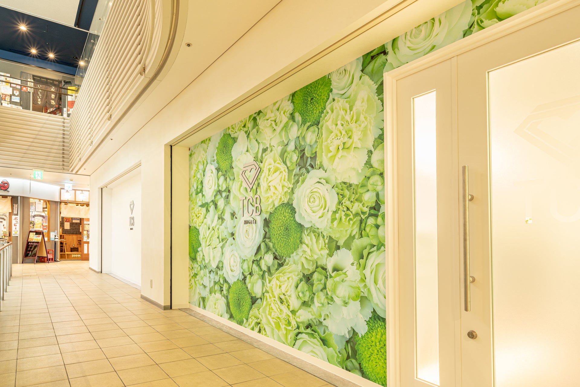 爽やかなクリニックフラワーが患者様をお迎え