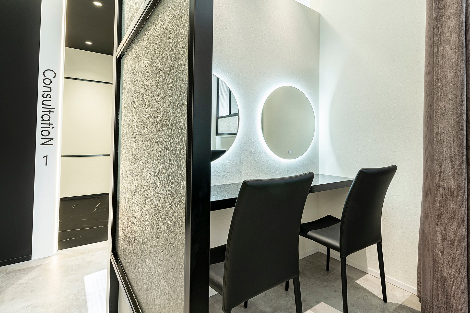 病院色を排除したシックな院内