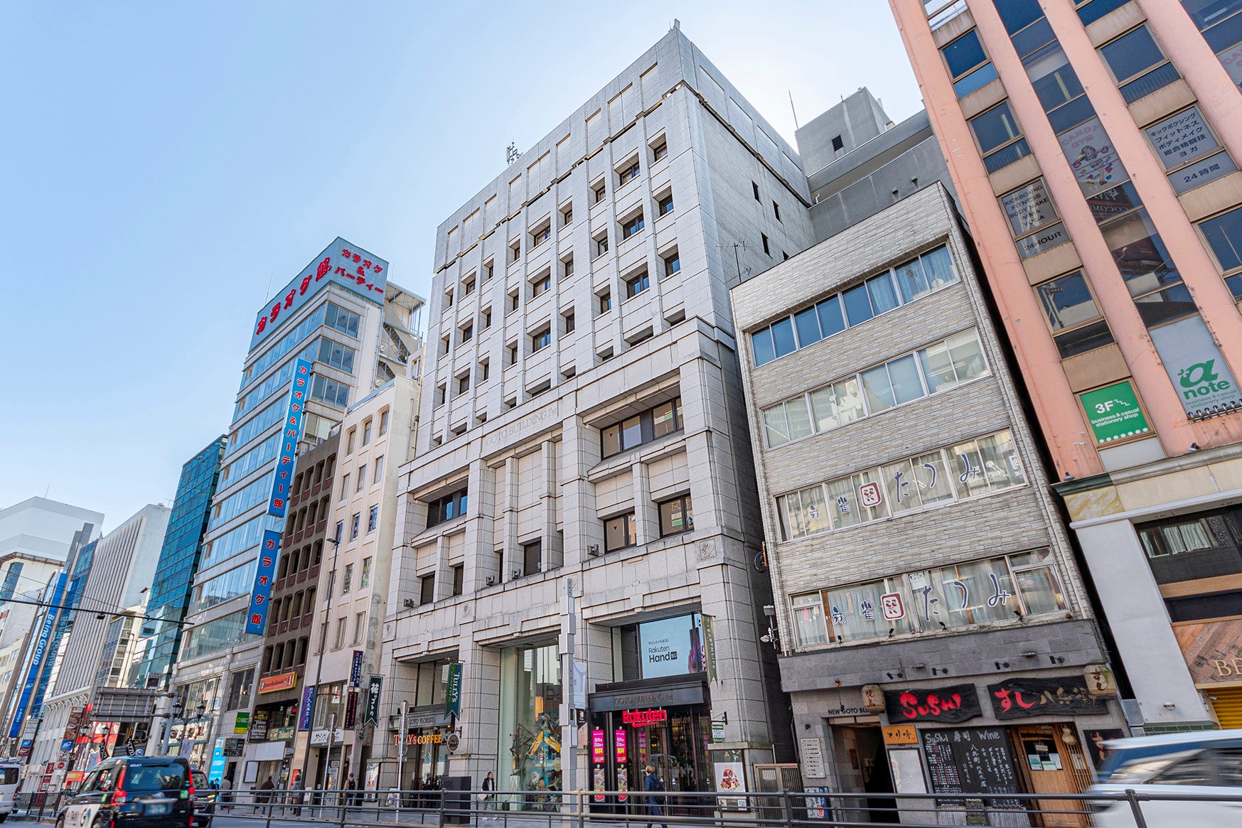 クリニックが入居するゴトウビルディング1st（写真中央）