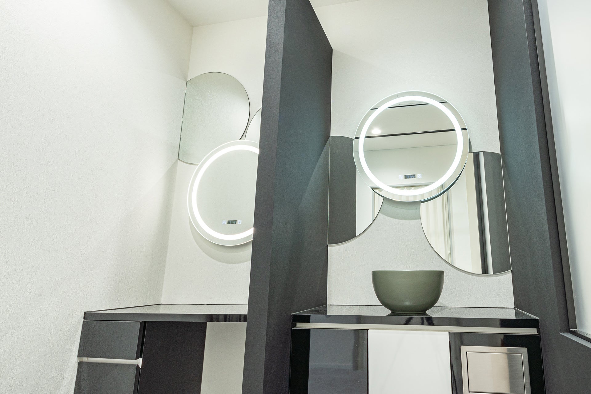 「モノトーンとサークル」を取り入れたパウダールーム