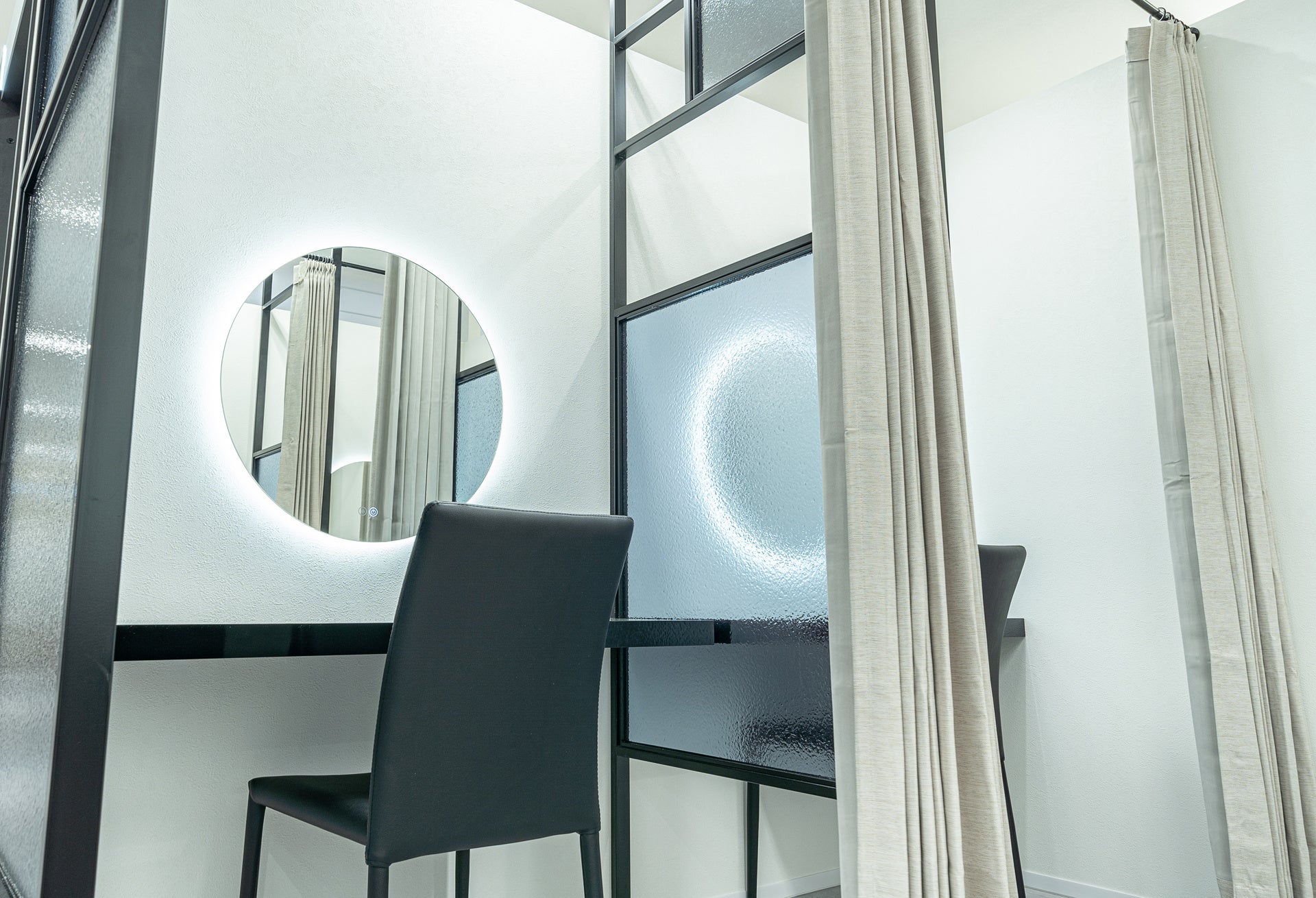 プライバシー保護を重視した個室待合室