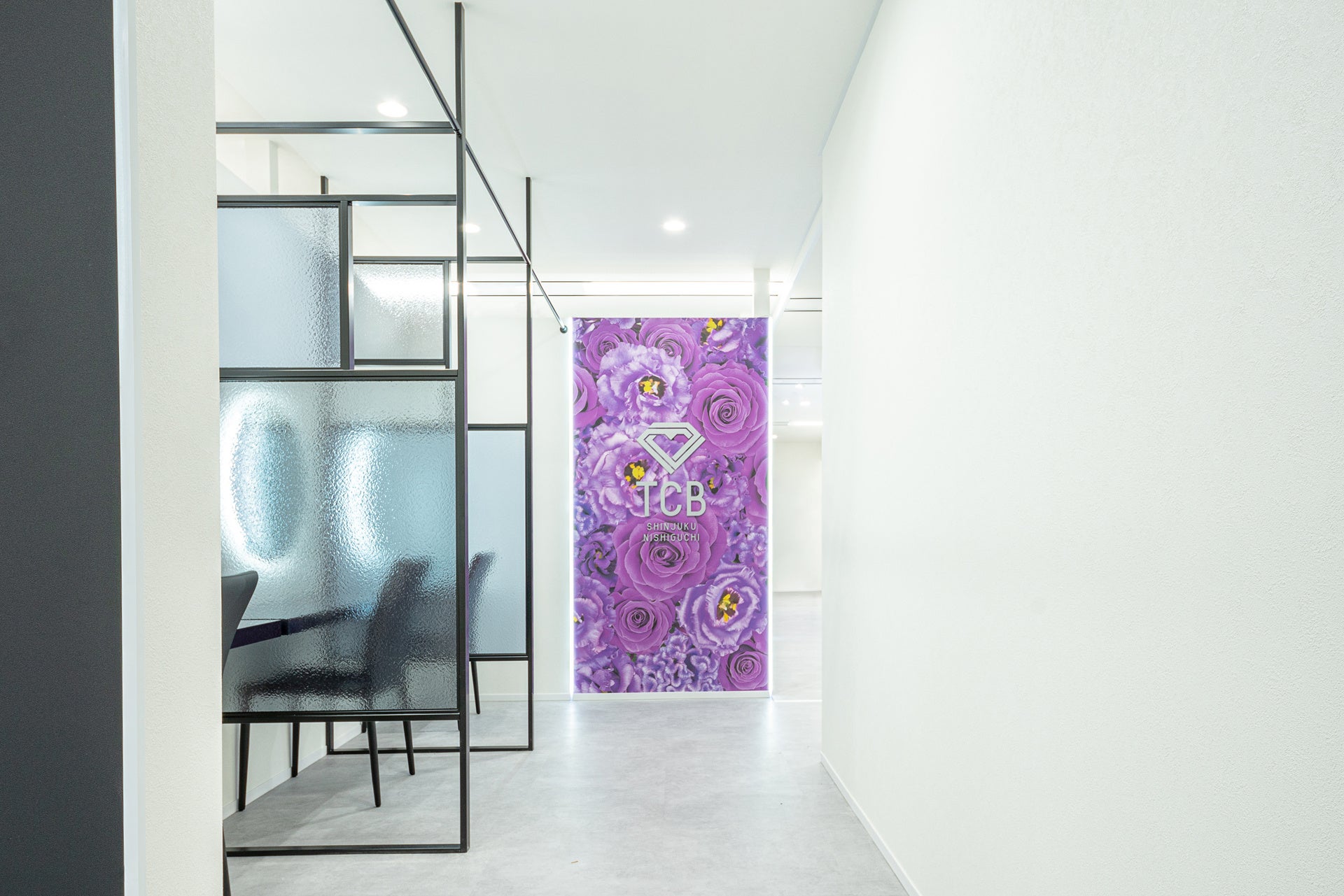 モノトーンの空間に浮かび上がる花の意匠