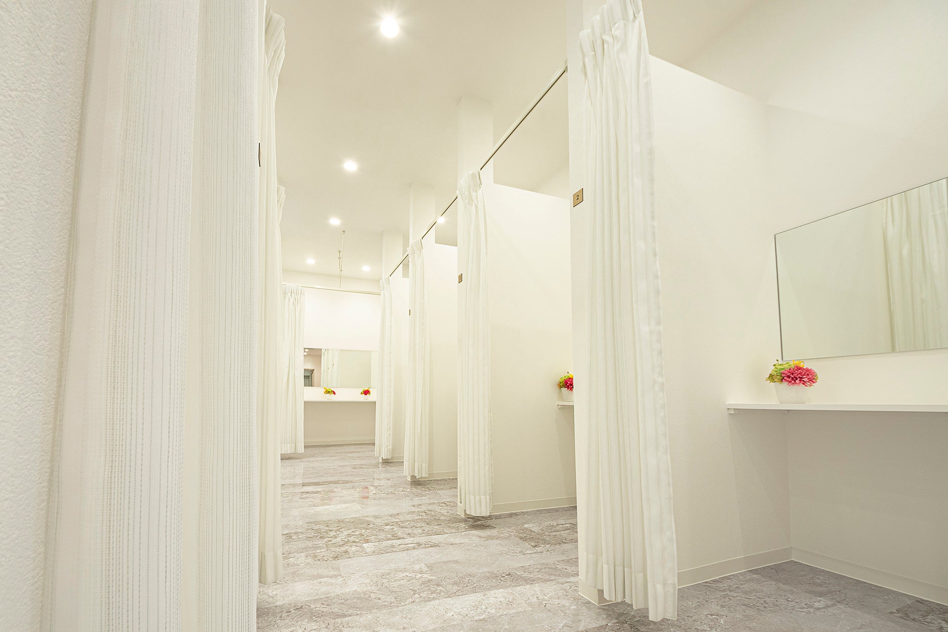 人気の個室待合室も多数用意