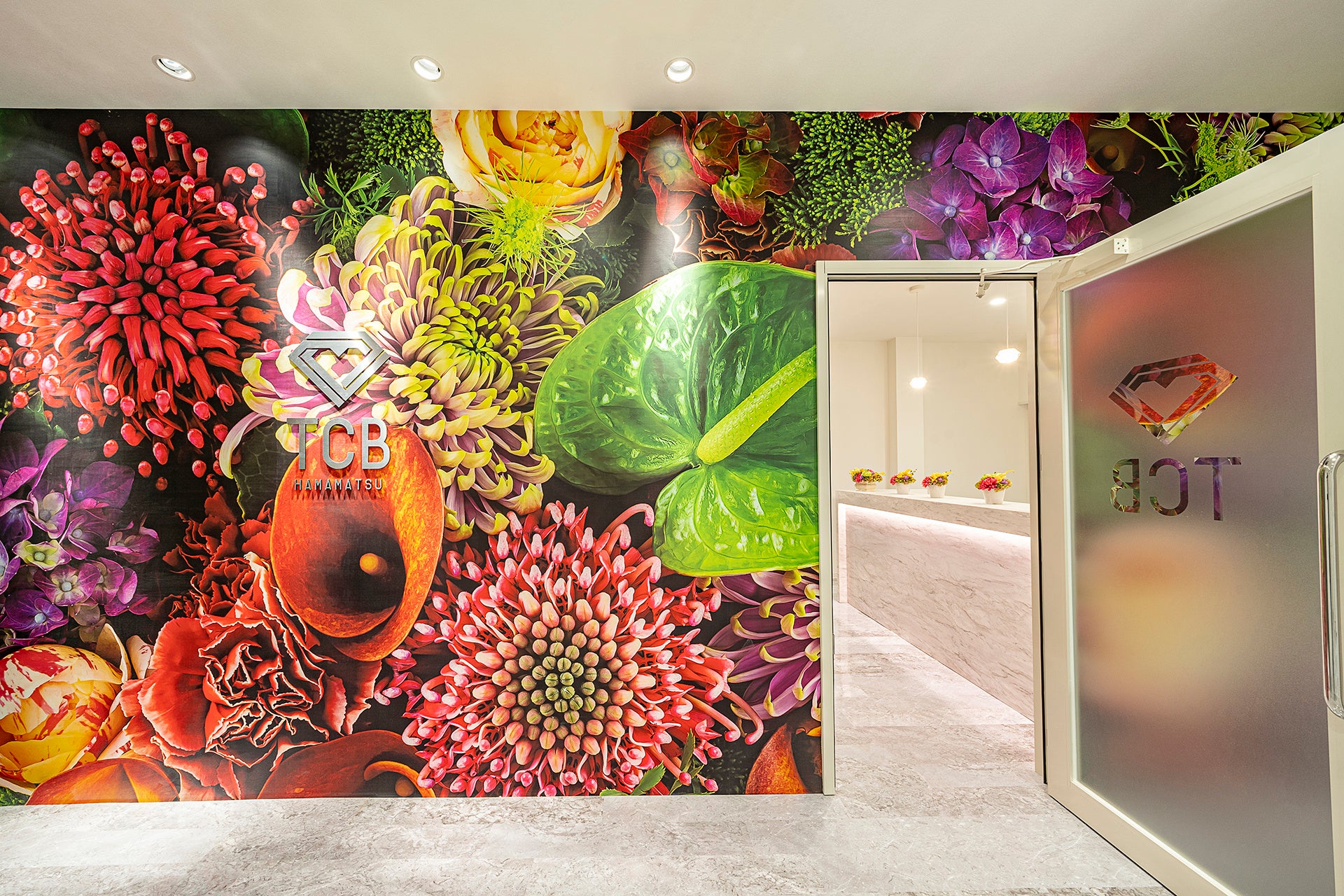 長年親しまれた花の意匠はそのままに