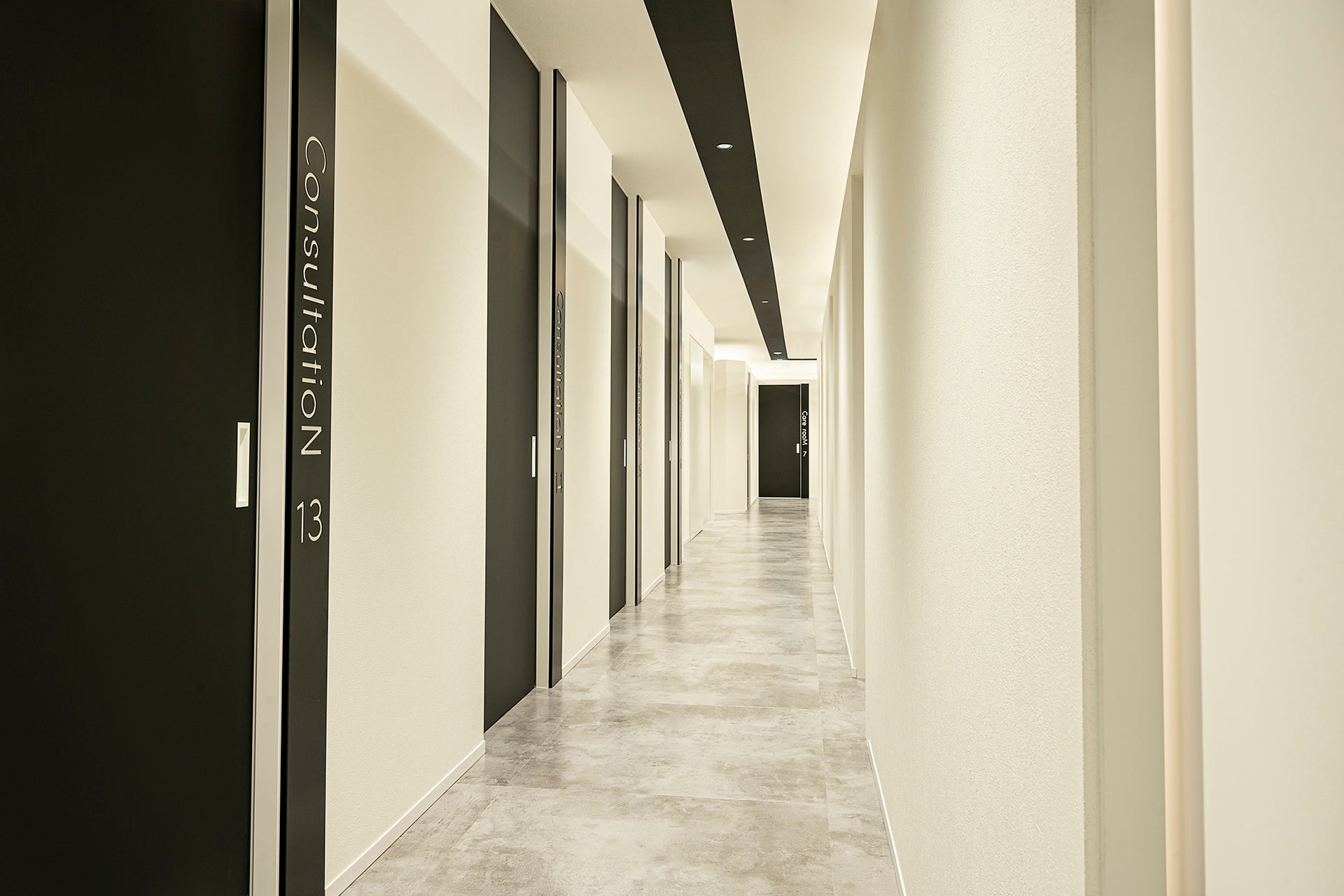 病院色を排除したスタイリッシュな院内