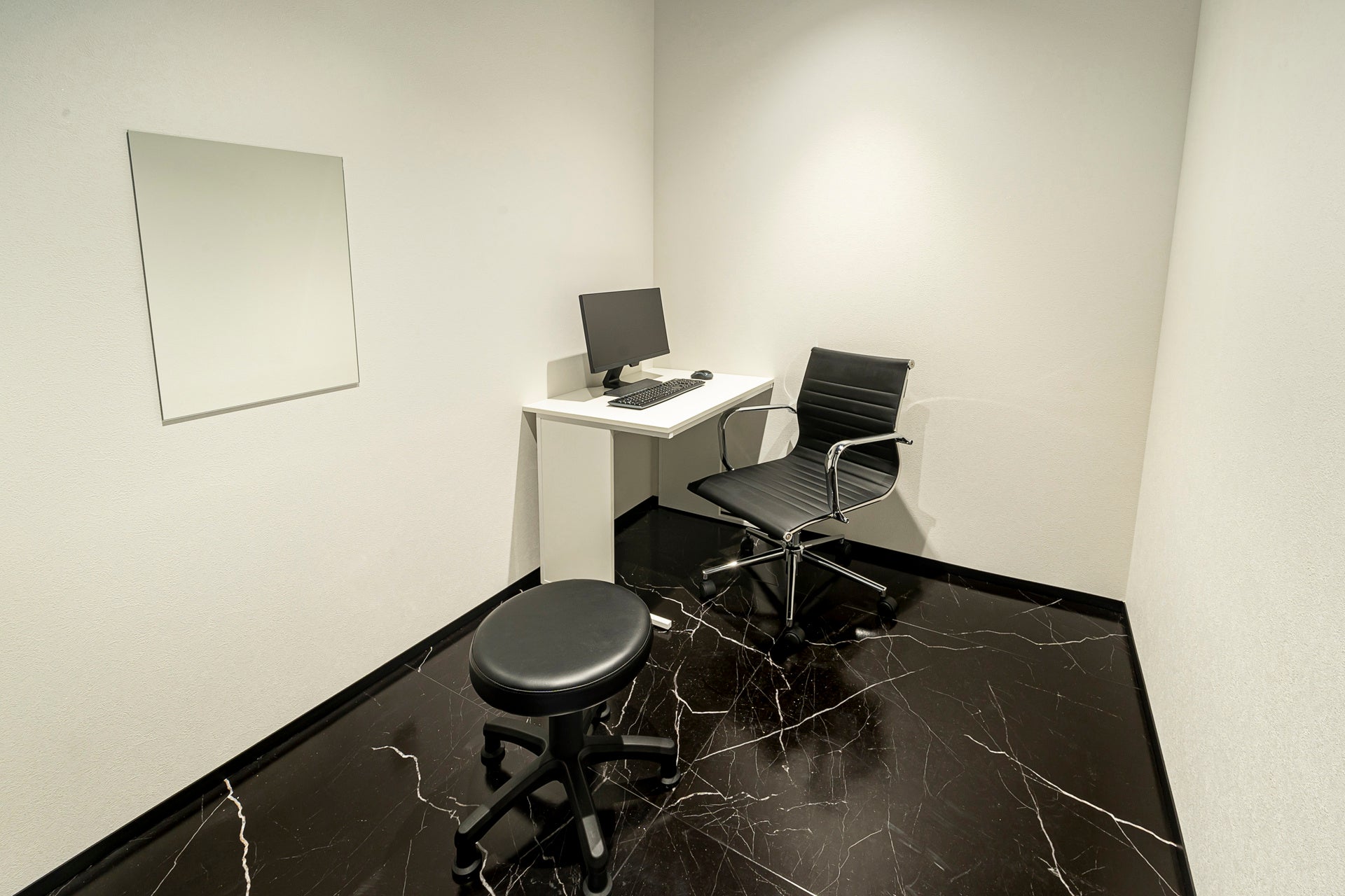 シックで落ち着いた雰囲気の診察室