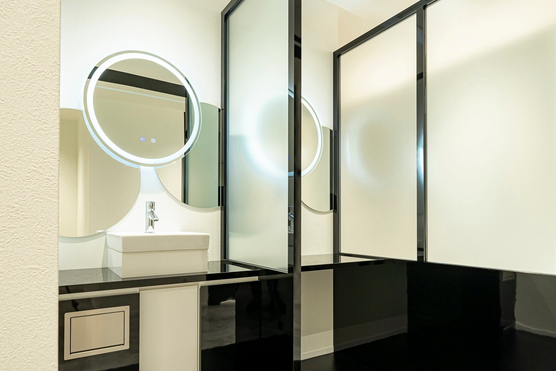 パウダールームもモノトーンカラーで統一