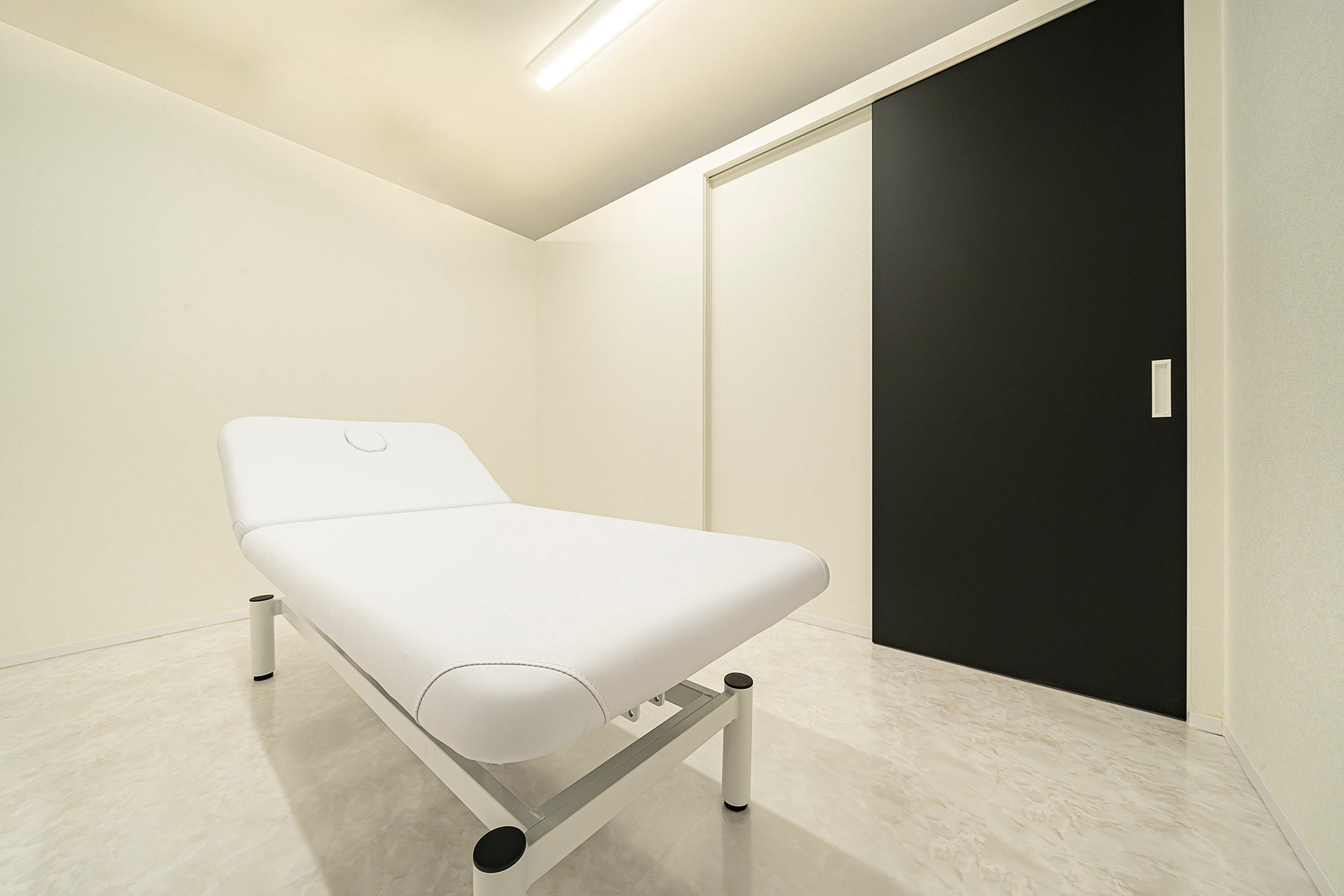 清潔感と機能美を追求した処置室