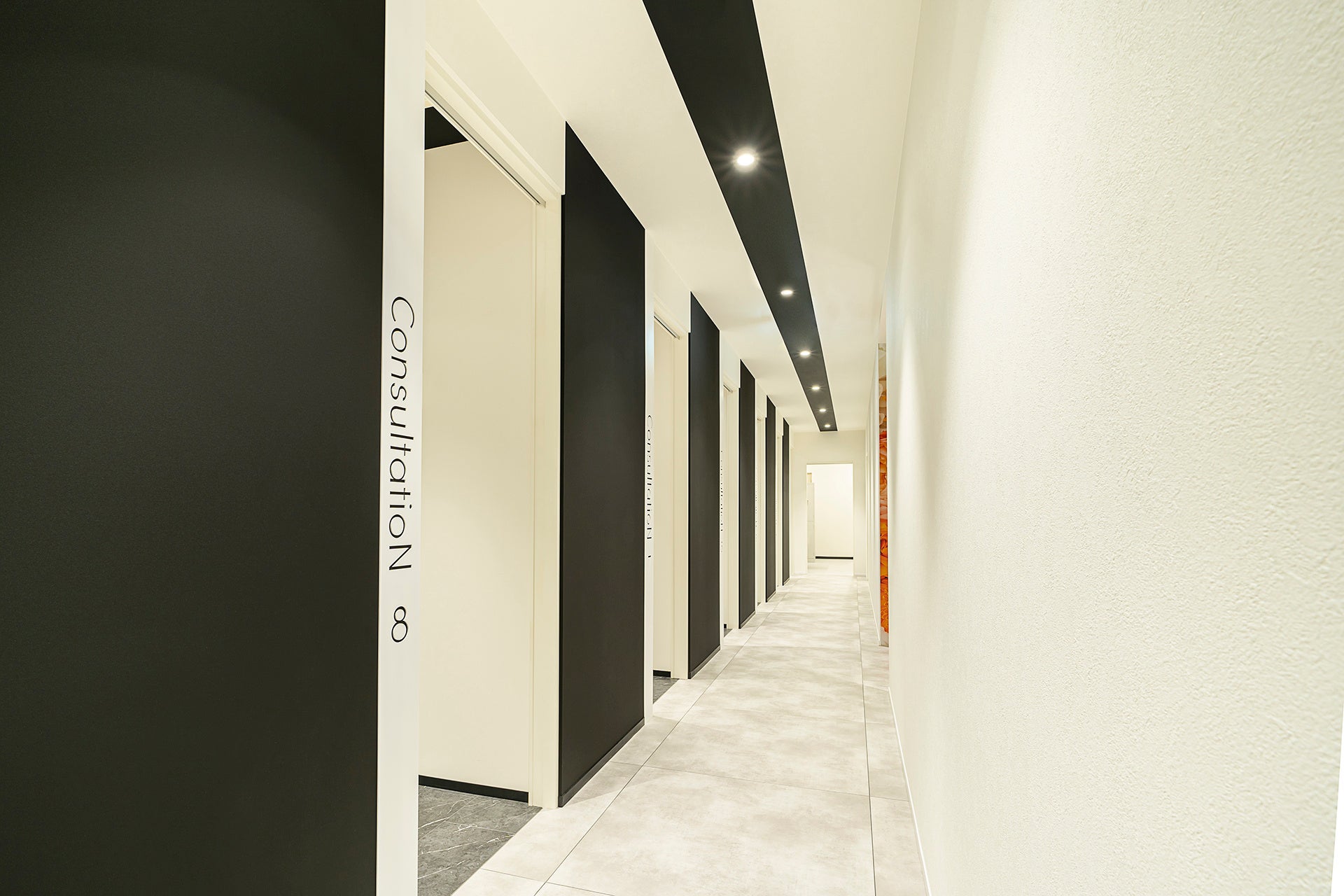 スタイリッシュで広々とした院内