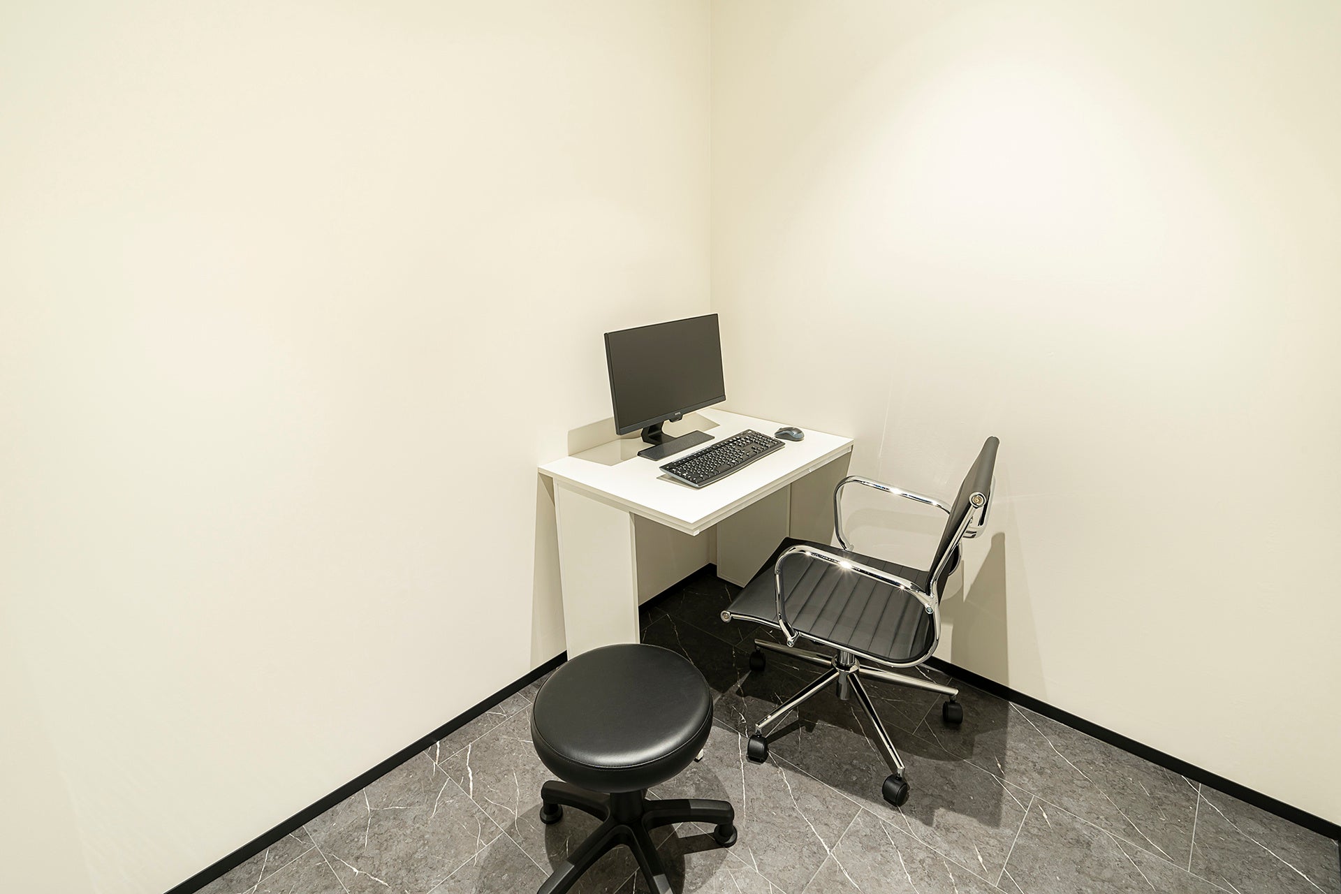 シンプルで落ち着いた雰囲気の診察室