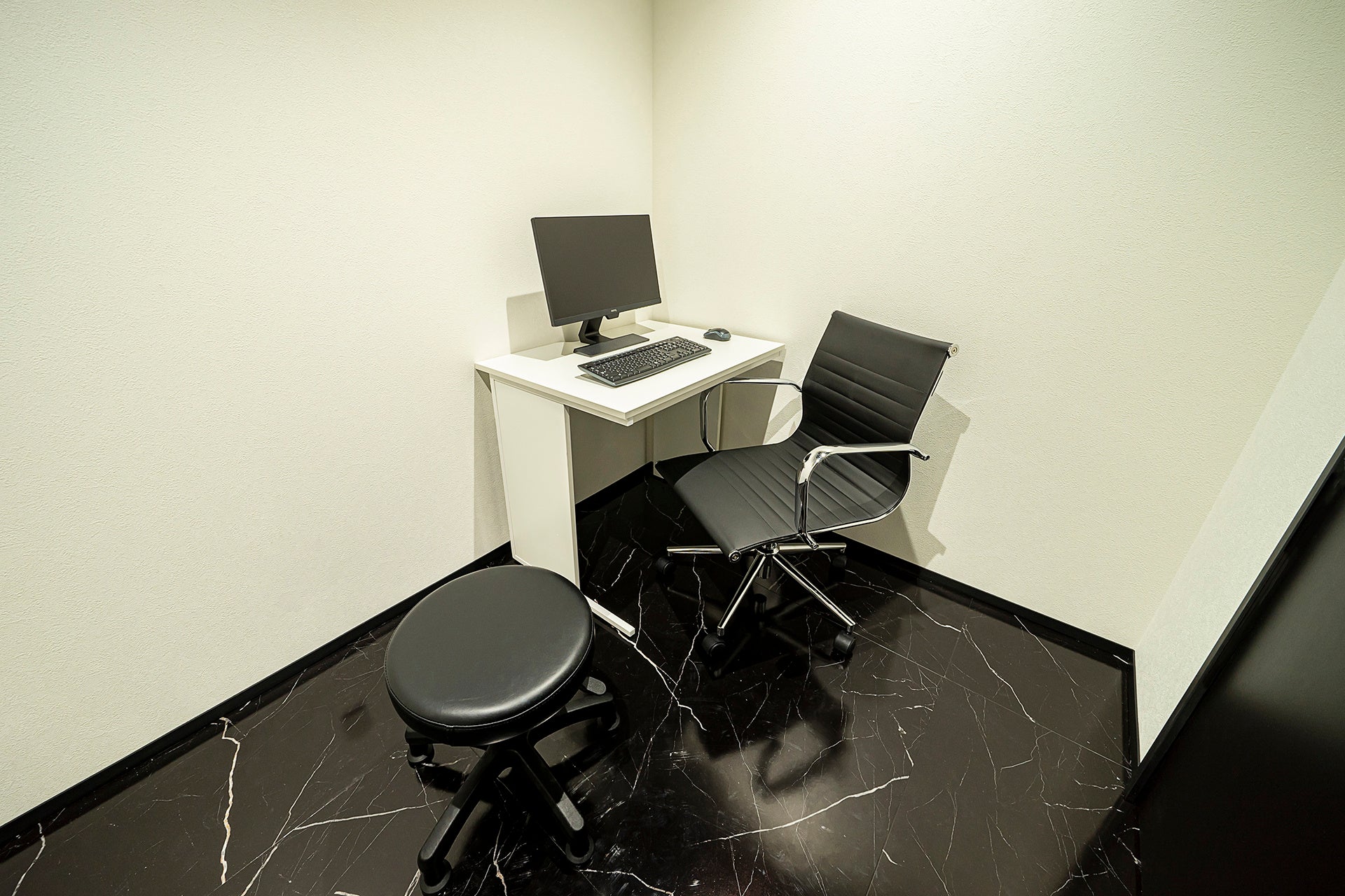 病院色を排除したスタイリッシュな診察室