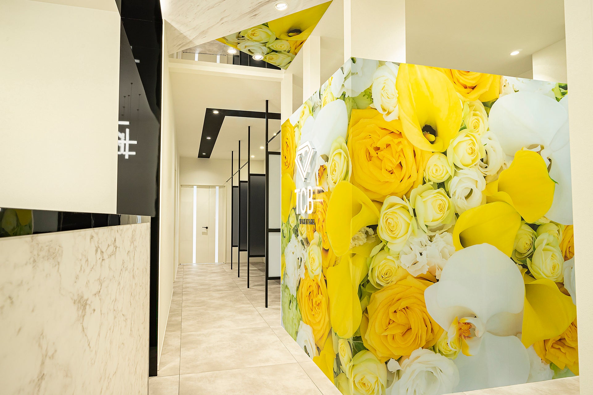 華やかなイエローの花壁紙が空間のアクセントに
