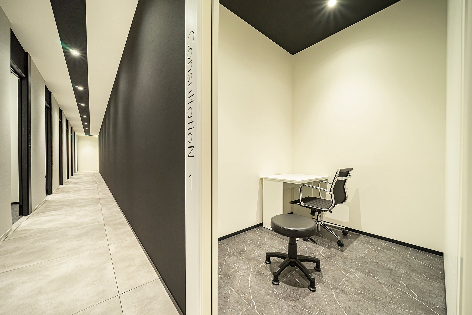 モノトーンで落ち着いた雰囲気の院内