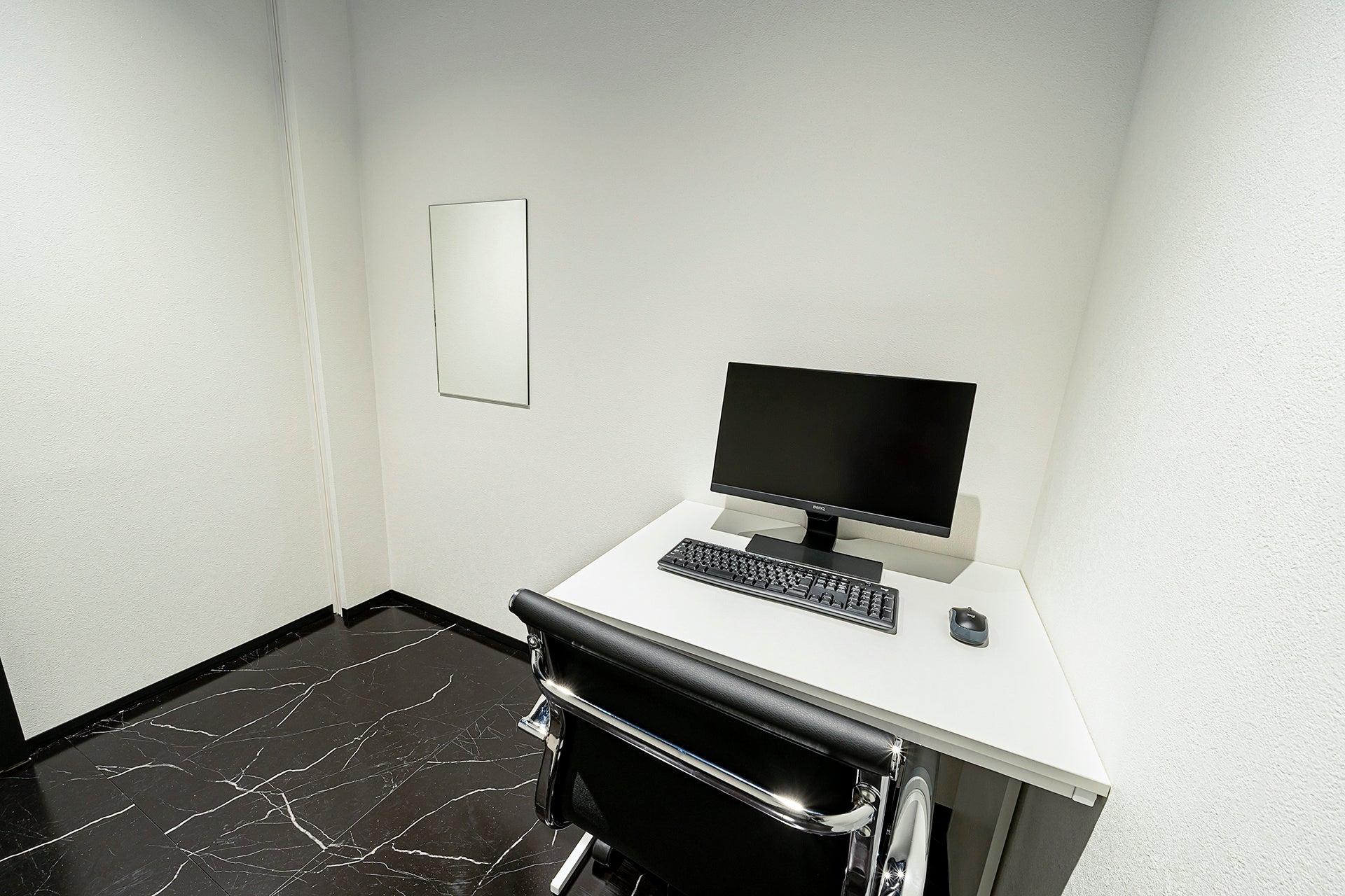 病院色を排除したスタイリッシュな診察室