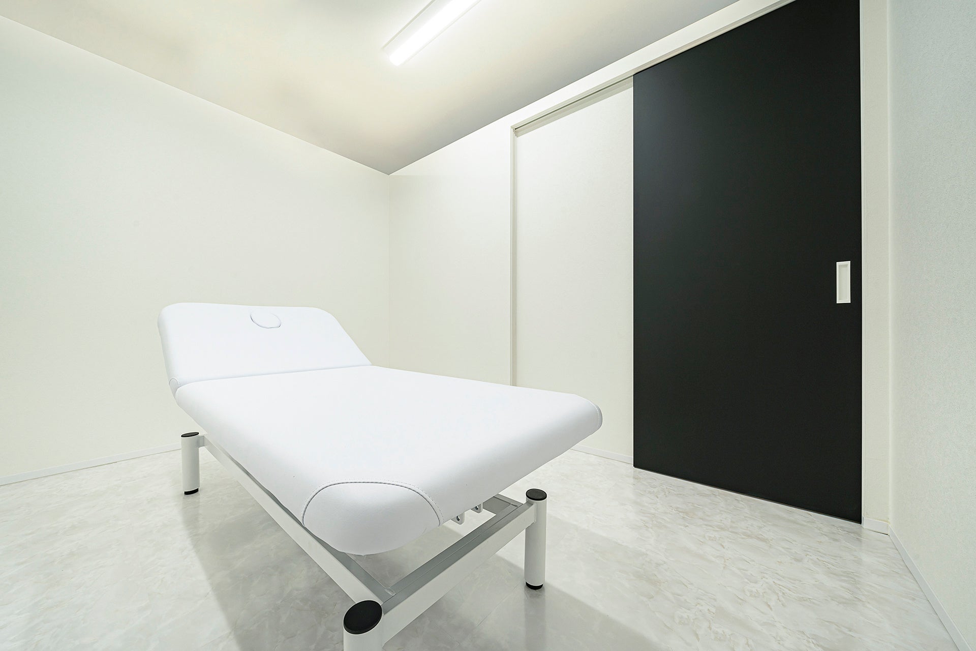 機能美を追求した白主体の処置室