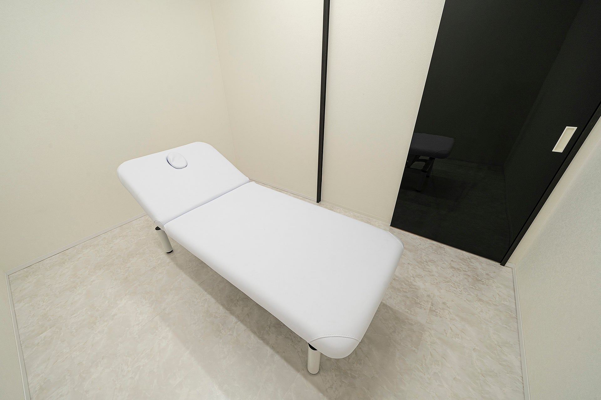 機能美を追及した白主体の処置室