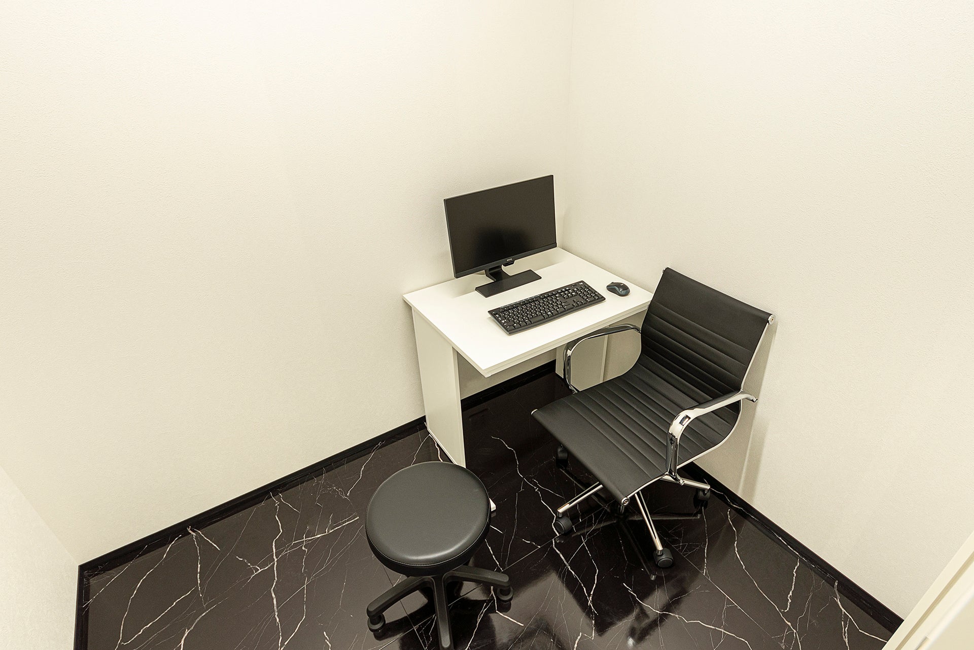 モノトーンで統一された診察室