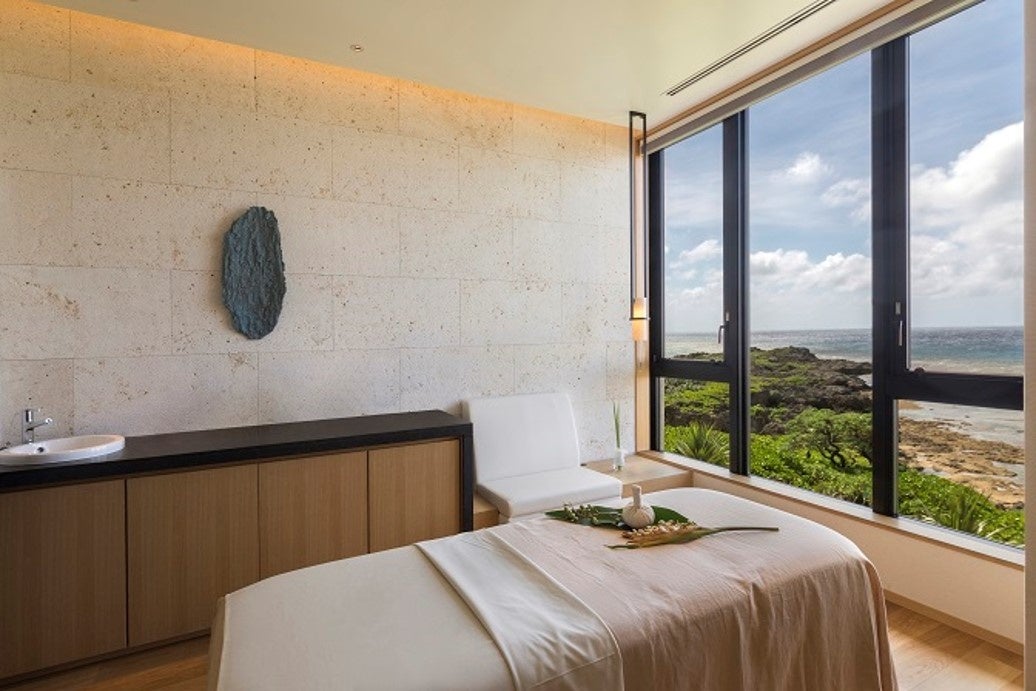 美しい海を臨むトリートメントルーム