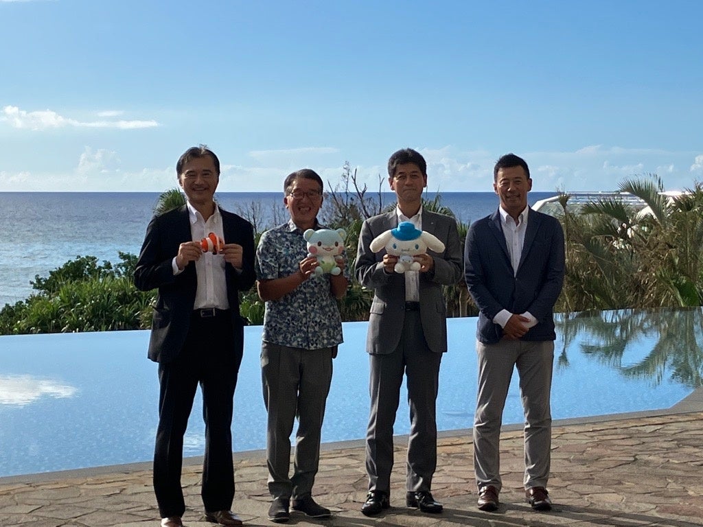 左からシナネン株式会社 専務取締役 渡邉 雅夫 様、ハイアット リージェンシー 瀬良垣アイランド 沖縄 総支配人 村尾 茂樹、 シナネン株式会社 代表取締役社長 清水 直樹 様、シナネン株式会社 環境エネルギー事業本部 電力事業推進部長 飯田 明博 様