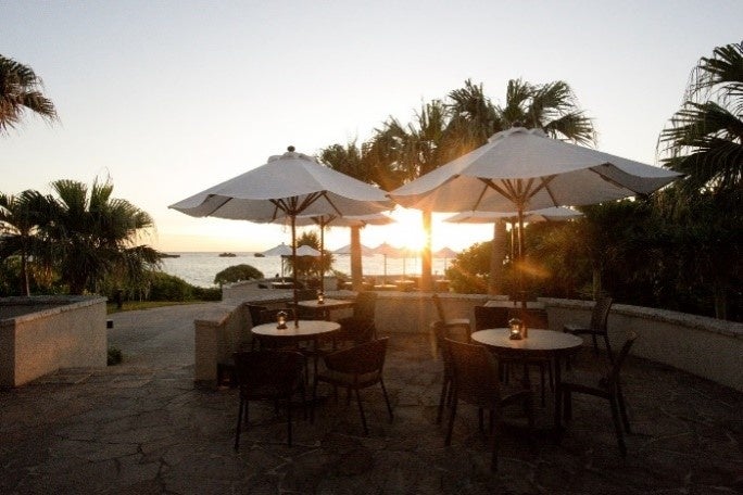 プール横に位置し、海を間近に感じる「プールサイドバー」