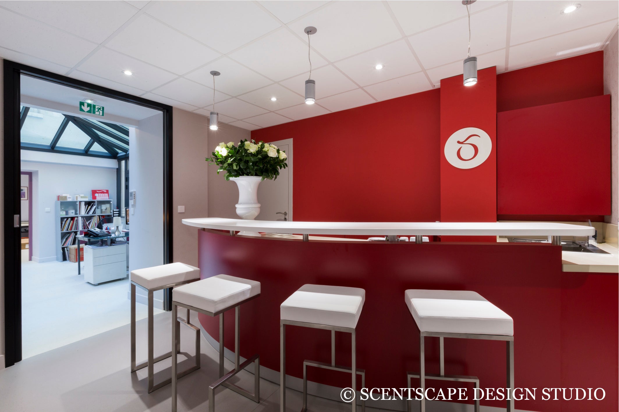 半世紀近くの歴史を持つサンキエムソンス パリのエントランス。