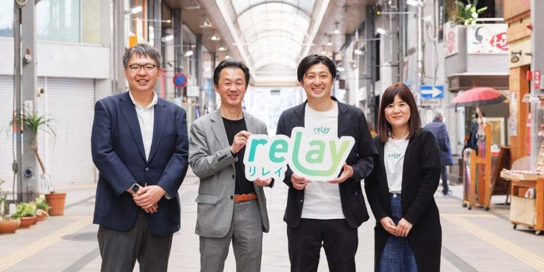 中央左側：(株)ストライク　荒井邦彦社長　中央右側：(株)ライトライト　齋藤隆太代表取締役