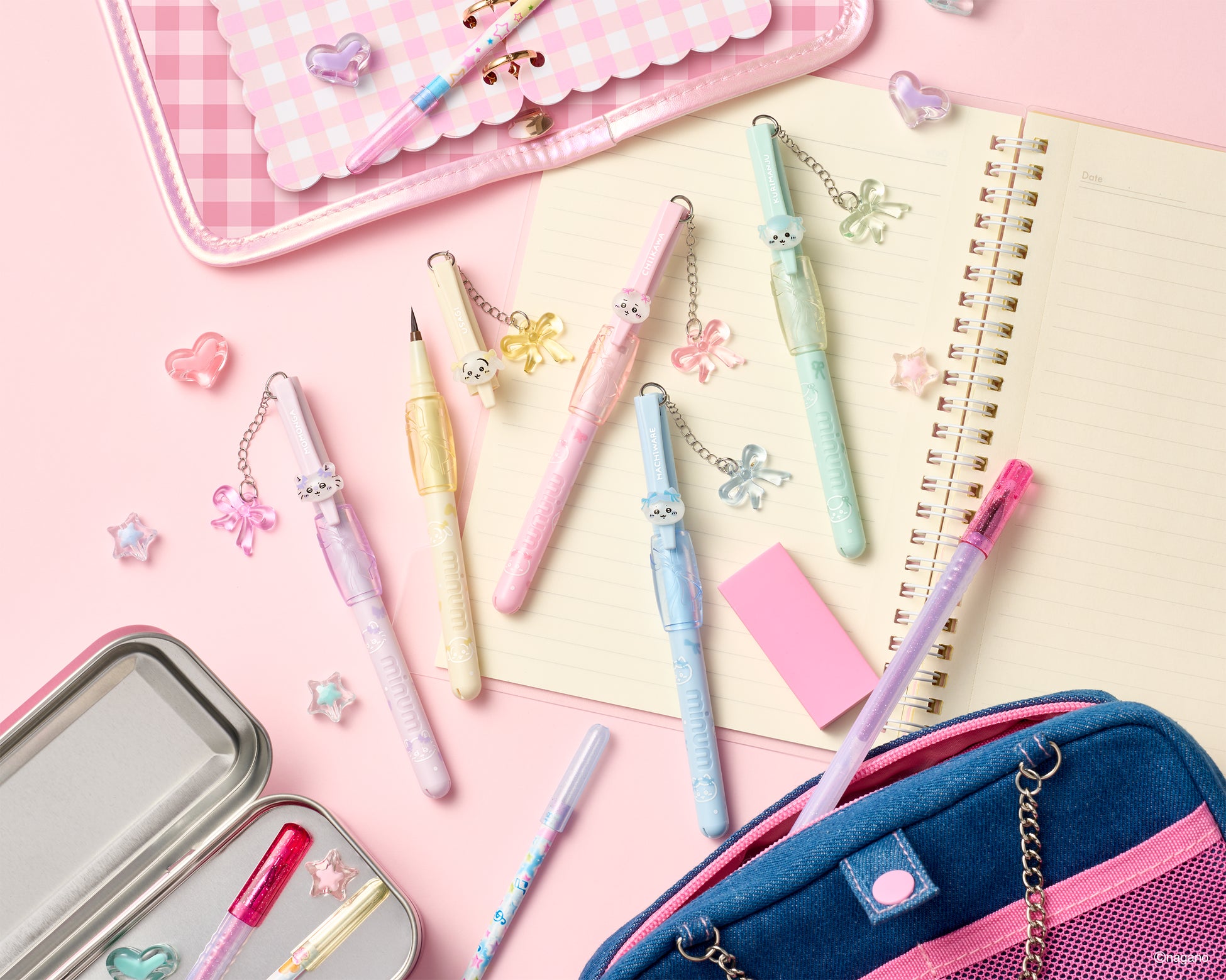 ちいかわデザインのぷにゅグリップライナー5本が、ノートやペンケースと一緒に並ぶ公式イメージ