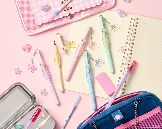 ちいかわデザインのぷにゅグリップライナー5本が、ノートやペンケースと一緒に並ぶ公式イメージ