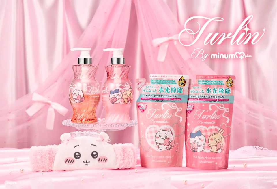 ちいかわ×turlin by minum+ のシャンプーとトリートメント。ちいかわの絵のボトルと、ハチワレ・うさぎの絵のボトル、詰め替えパウチ2つ、ちいかわの顔のピンクのヘアバンド