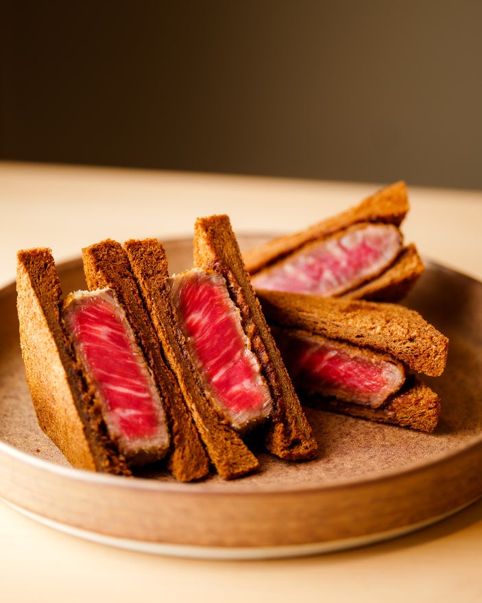 厳選ヒレの黒いカツサンド