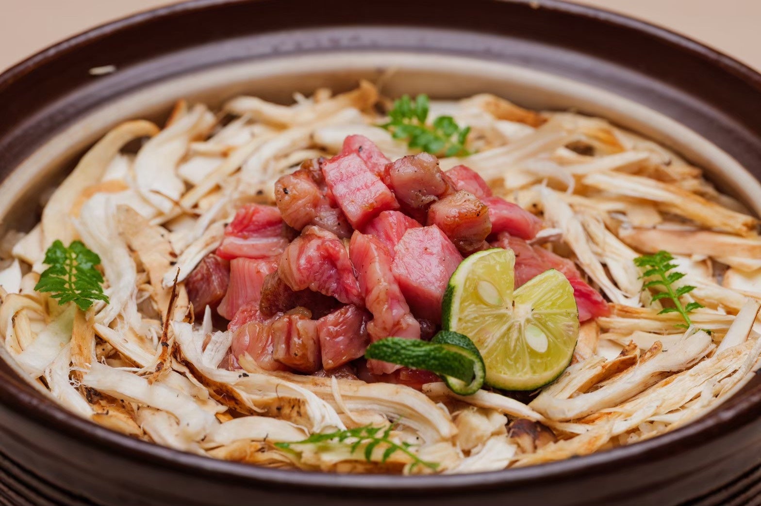 松茸と和牛の土鍋ご飯