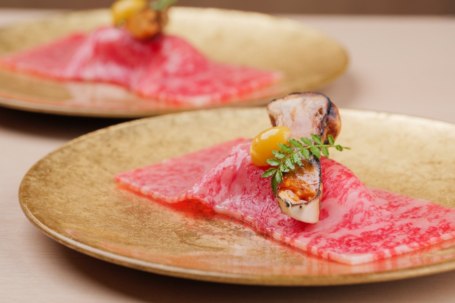 和牛炙り握りと松茸